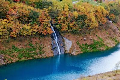 秋の紅葉と四万ブルーを見に、日帰りで行く四万温泉と奥四万湖