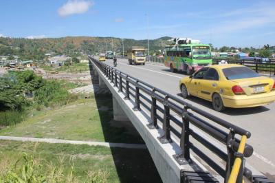 東ティモールの首都ディリ市街から国際空港への新しい橋が、日本の援助で完成しました。