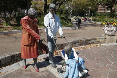 20200320-2 大阪 靱公園に向かったら、無料喫煙所が。公園には沢山の人が…祝日やったね。