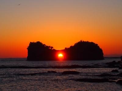 南紀白浜の円月島に沈む夕日を撮影