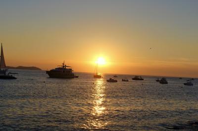 黄金色に輝く地中海を望む人気の　　<カフェ・デル・マール>の 特等席で チルアウトを聴きながら ～イビサ島ベストシーズン旅その３