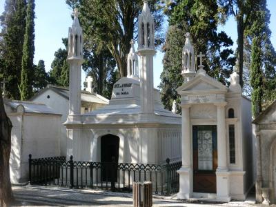 ポルトガルの墓地はミニ教会団地のよう　＜ 新型コロナ禍直前のイベリア半島旅 ＞