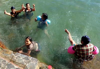 マラッカ海峡横断とスマトラ島周遊（Ⅵ）；　タルトゥンの2種の温泉