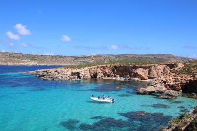 太陽降り注ぐ絶景マルタ(5)青い海のコミノ島と大自然のゴゾ島