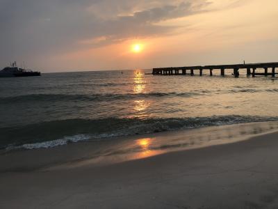 フアヒンの夜明け！　朝市の屋台巡りで托鉢のお坊さんに、お経を上げてもらう