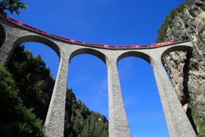 マイレージでヨーロッパ鉄道旅行　ベルニナ線オープンループ橋とランドヴァッサーハイキング