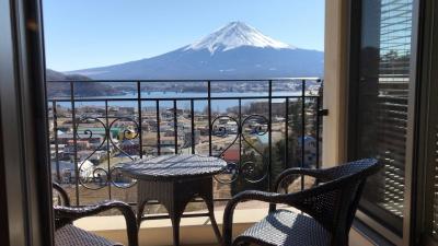 部屋から富士山を眺める河口湖一泊二日の旅