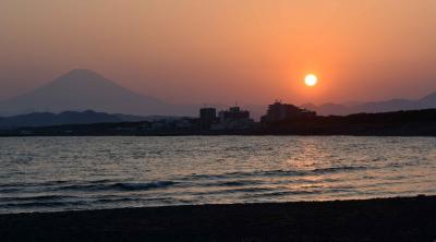 コロナ禍の茅ヶ崎海岸・・・サーファーが。2020年昭和の日夕景