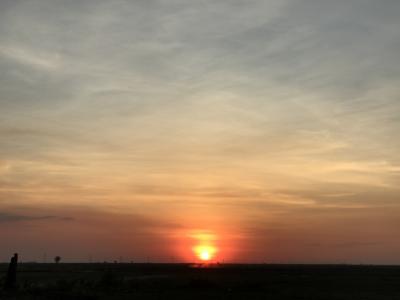 地平線に沈む夕日のスポット