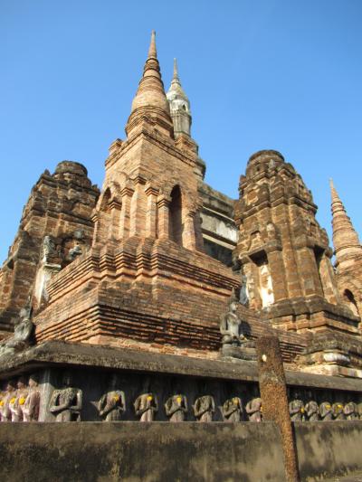 タイ4大王朝縦断の旅④　タイ最古の都スコータイ遺跡とロイクラトン祭り会場を巡る