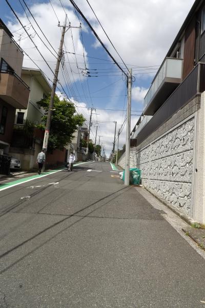 月見ヶ丘団地前バス停から南ヶ丘を貫く1本の道路（横浜市港南区港南2）