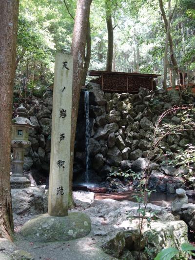 恵利原の水穴（天の岩戸）は環境省選定の名水百選のひとつです。