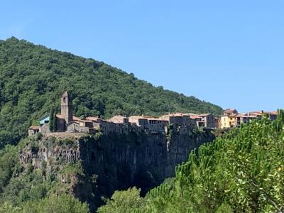 カステルフォリ・デ・ラ・ロカ_Castellfollit de la Roca　奇景！浸食された細い火山岩上に家々がひしめく断崖の町
