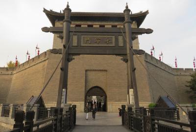 2019秋、中国旅行記25(10/34)：11月18日(8)：西安(8)：西安古城壁、城壁写真展、三重の南門、吊橋、牡丹造花