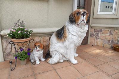 犬の親子の置物がある歯科医院（横浜市南区大岡1）