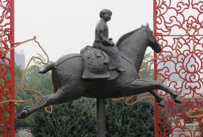 2019秋、中国旅行記25(24/34)：11月20日(1)：西安(11)：西安博物院(1)：四神石棺、龍紋石柱、仏像、観音像