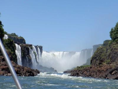 イグアスの滝アルゼンチン側☆ド迫力の滝に突っ込むボートで水浸し