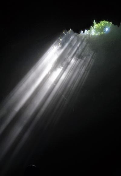 ジャワの休日（７）　陽光降り注ぐ神秘の洞窟　ジョンブラン洞窟