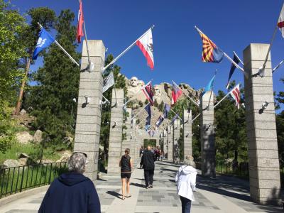 サウスダコタ州 マウント ラッシュモア国立記念公園　－　アベニュー オブ フラッグス