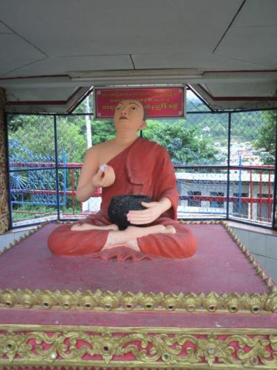 ミャンマーとタイの国境地帯で、特色のある寺院、仏像等を見てきました。