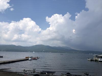 静かな湖畔の森のかげでバカ騒ぎ