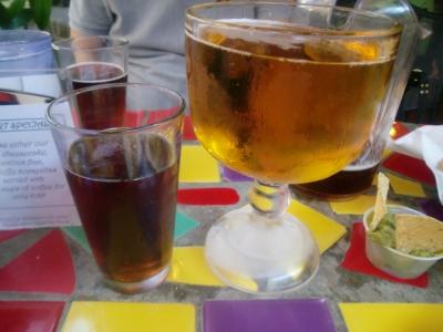 テキサス州 サンアントニオ(熊本市の姉妹都市)　ー　ビールを金魚鉢みたいなグラスで乾杯