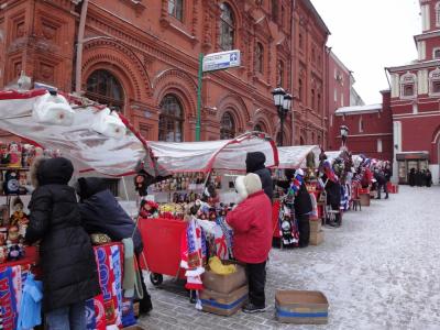 初めてのモスクワ その5（韓国・ロシア・ドイツ・イギリス・フランス 14日間の旅 3-5）マネージ広場のお土産屋さんの開店準備風景！