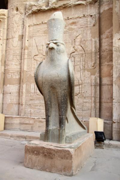 旅行会社の誇大広告に騙された最悪のナイル川クルーズの旅　15　古代エジプト神話決戦の地エドフに建つホルス神殿
