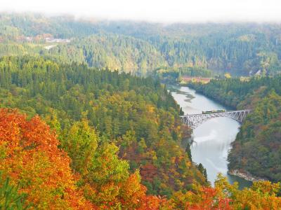 只見線と、ほんのり色づく紅葉。