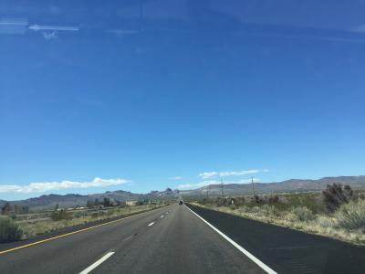 アリゾナ州 ゴールデンバレー　－　キングマンから西にまっすぐ走る。