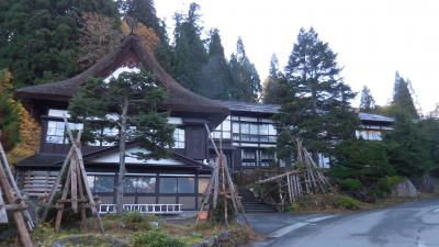 秋の山形、福島、宮城　秘湯と絶景ラインを巡る旅　４．茅葺屋根の宿が残る　白布温泉