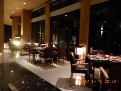 ｛バリ島｝　ザ・リッツカールトン・バリ　ホテル内の現地食レストラン　