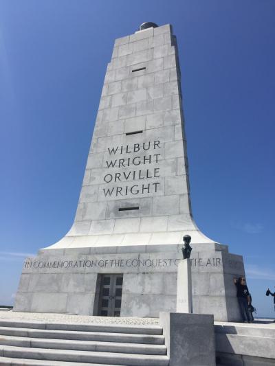 ノースカロライナ州 ライト兄弟国定公園　ー　ライト兄弟記念碑がココで飛行を成功させたことを伝えます。