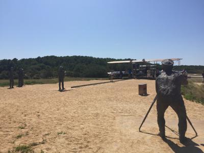 ノースカロライナ州 ライト兄弟国定公園　ー　スカルプチャーは人類初飛行の瞬間を再現