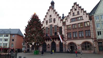 2020年12月フランクフルトのレーマー広場はクリスマス市もなくツリーだけが寂しく立っていた