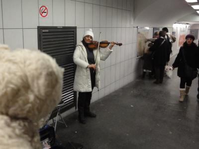 初めてのパリ その15（韓国・ロシア・ドイツ・イギリス・フランス 14日間の旅 その7-25) メトロの駅のヴァイオリン弾き！