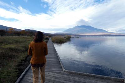 １４．秋のエクシブ山中湖1泊　朝の山中湖畔の散歩道　山中湖交流プラザ きらら