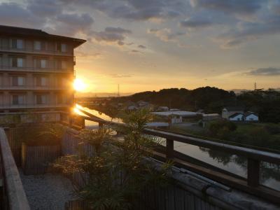 八雲立つ国への旅。お部屋に専用庭と露天風呂付き、ベッドに御簾がかかるホテルに泊まる。