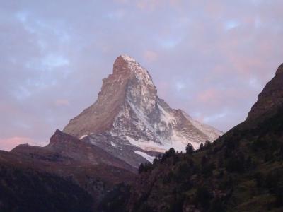 絶景が広がるアルプスの山歩きと鉄道の旅：スイス、リヒテンシュタイン旅行【３６】（2019年秋 ７日目① 朝焼けの鋭鋒）