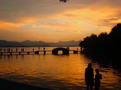 杭州・黄山・宏村　３つの世界遺産を巡る旅　①　（夕景を眺めながら、西湖のほとりを歩く）