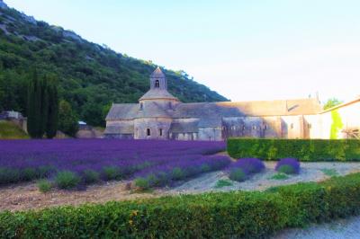 2013 ヨーロッパ周遊1ヶ月の旅 (16) 南仏プロヴァンスの村とラベンダー越しのセナンク修道院