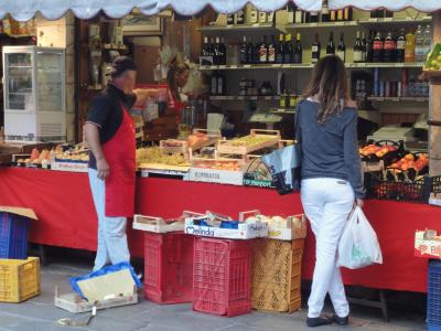 初めてのベネチア その11 (イタリア・スペイン・ポルトガル・オランダ 12日間の旅 その2-11）ローカル感満載、"魚市場"の八百屋さん！
