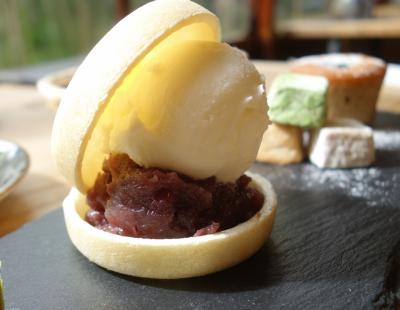 奈良で歩きつかれたら，「みやけ」でご休憩。パフェとお菓子でエネルギー補給です。