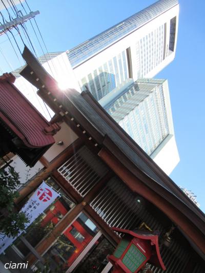 ビルの狭間の神社