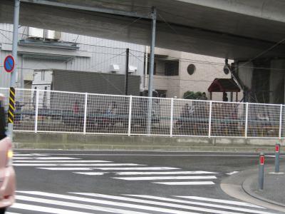 高架下に子供の遊び場