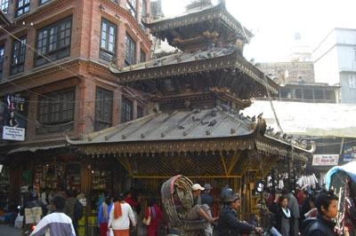 カトマンズ街歩き　④　たくさん女の人も歩いています