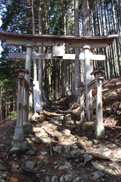 三峰神社と秩父神社