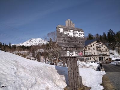 5月の雪　標高１０００ｍ、残雪の旭岳温泉湧駒荘へ。