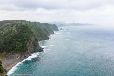 切り立った崖の三陸海岸&海に一番近い踏切