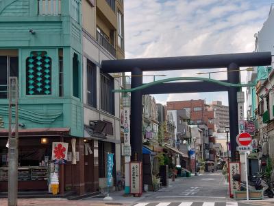 勝運商店街は「昭和レトロ」をテーマに、看板建築で再生された街並み。